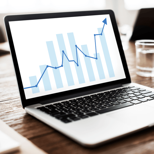 Ordinateur dont l'écran montre un graphique dont les chiffres sont en croissance