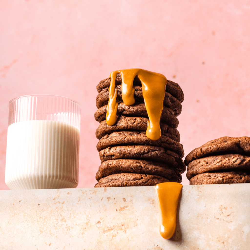 Une tour de cookies Bell's Cookies à côté d'un verre de lait